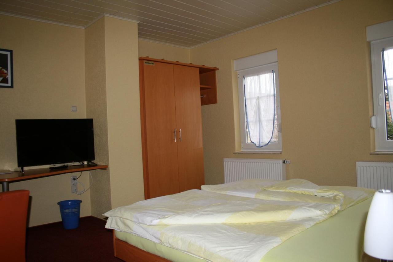 Отель Pension Zur Krone Эйзенах Экстерьер фото
